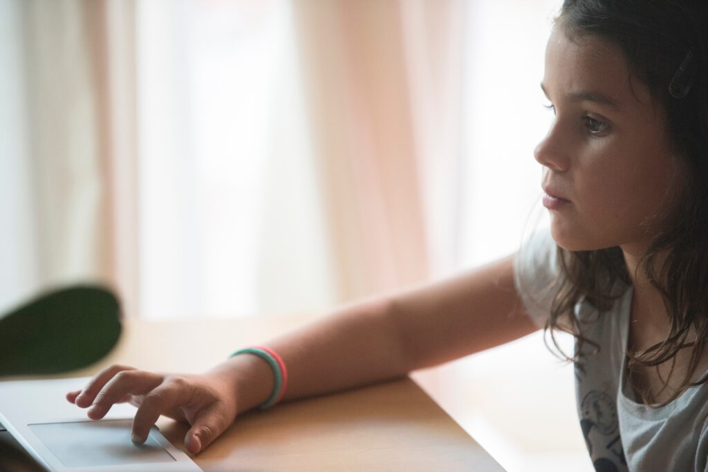 vuelta rutina de una niña al estudio diario