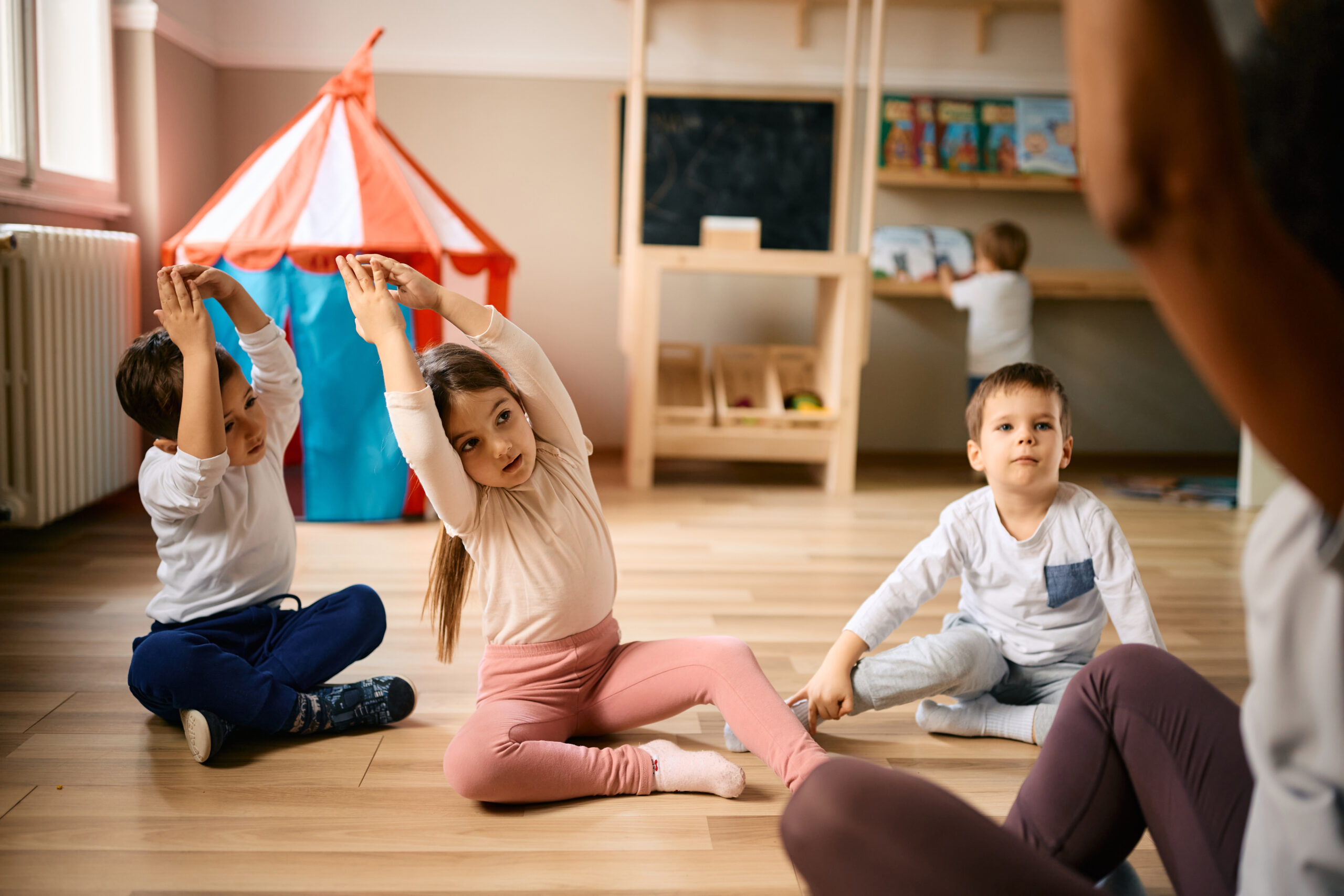 9 Ejercicios fáciles para tener a los niños activos en casa durante el invierno