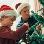 decorar árbol de navidad en familia