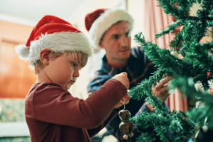decorar árbol de navidad en familia