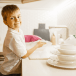 niño tareas del hogar