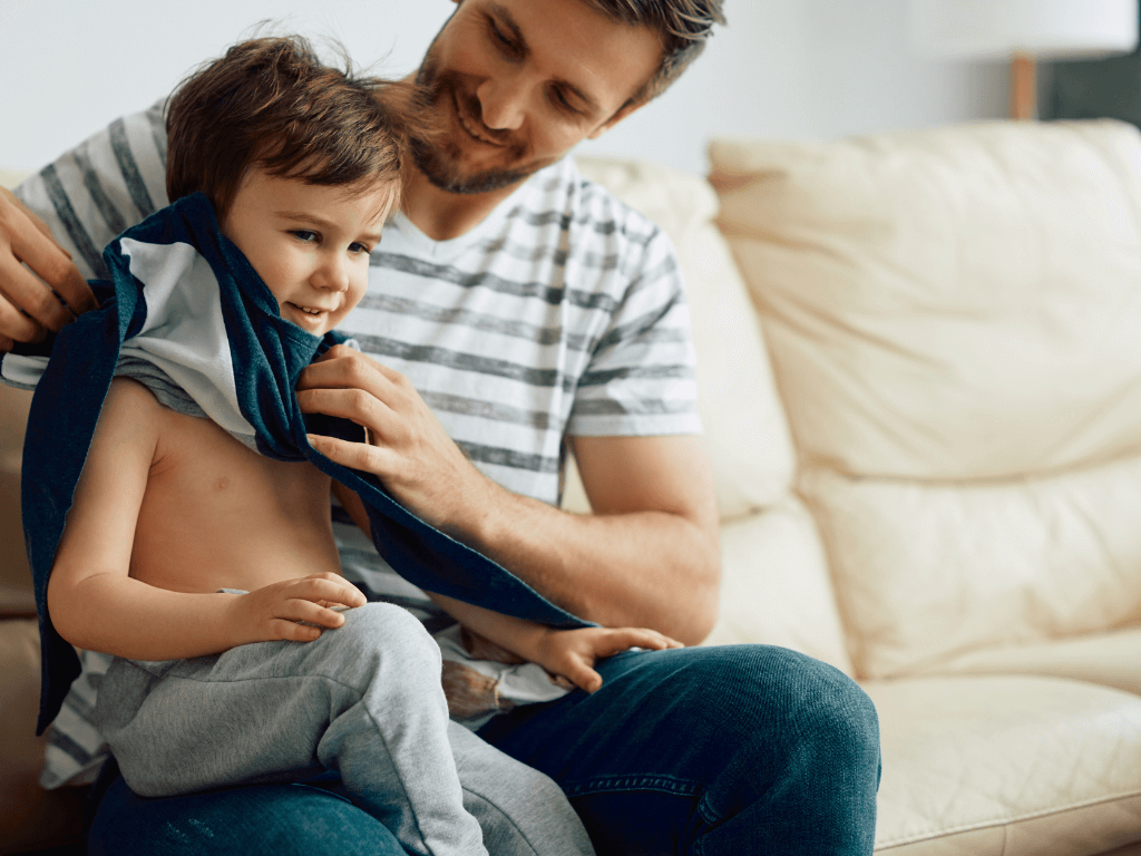 enseñar a vestirse solo a tu hijo