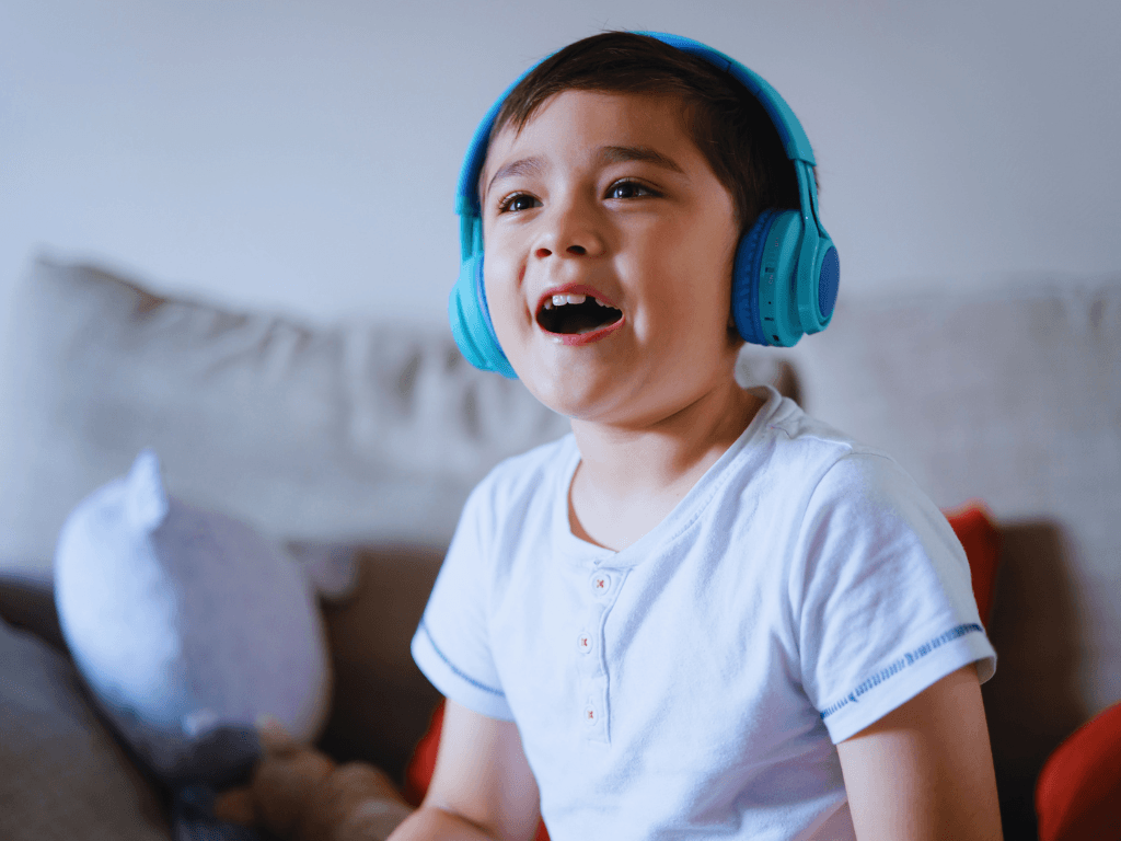 Qué escuchar con los niños este verano: podcast, audiocuentos y canciones para cada momento